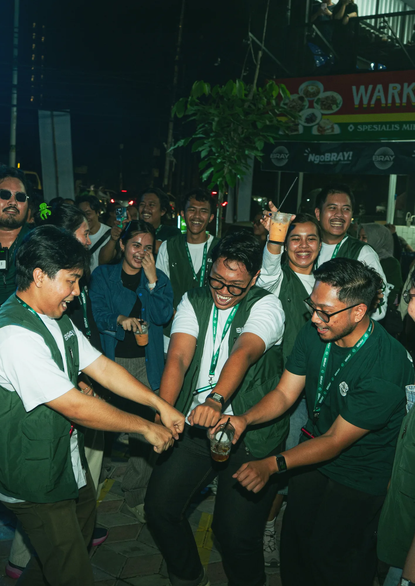 Ketawa bareng di pinggir jalan
